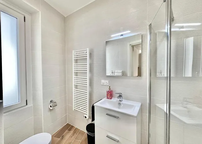 In The Old Town Of * Μεντόν